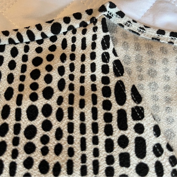 Chicos size 3 easy wear V-neck top with three-quarter length sleeves - Picture 2 of 5